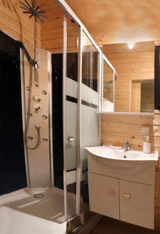 Au Coeur Du Bien-Etre, Chalet Avec Piscine Chauffee Et Couverte, Spa, Sauna, Massages Monteaux Luaran gambar