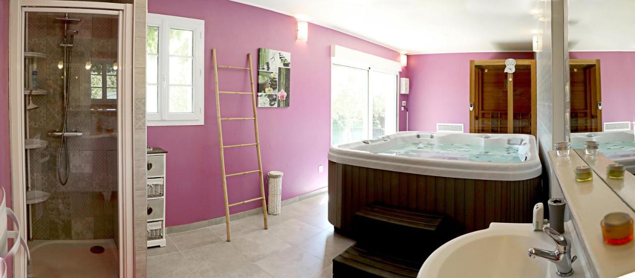 Au Coeur Du Bien-Etre, Chalet Avec Piscine Chauffee Et Couverte, Spa, Sauna, Massages Monteaux Luaran gambar