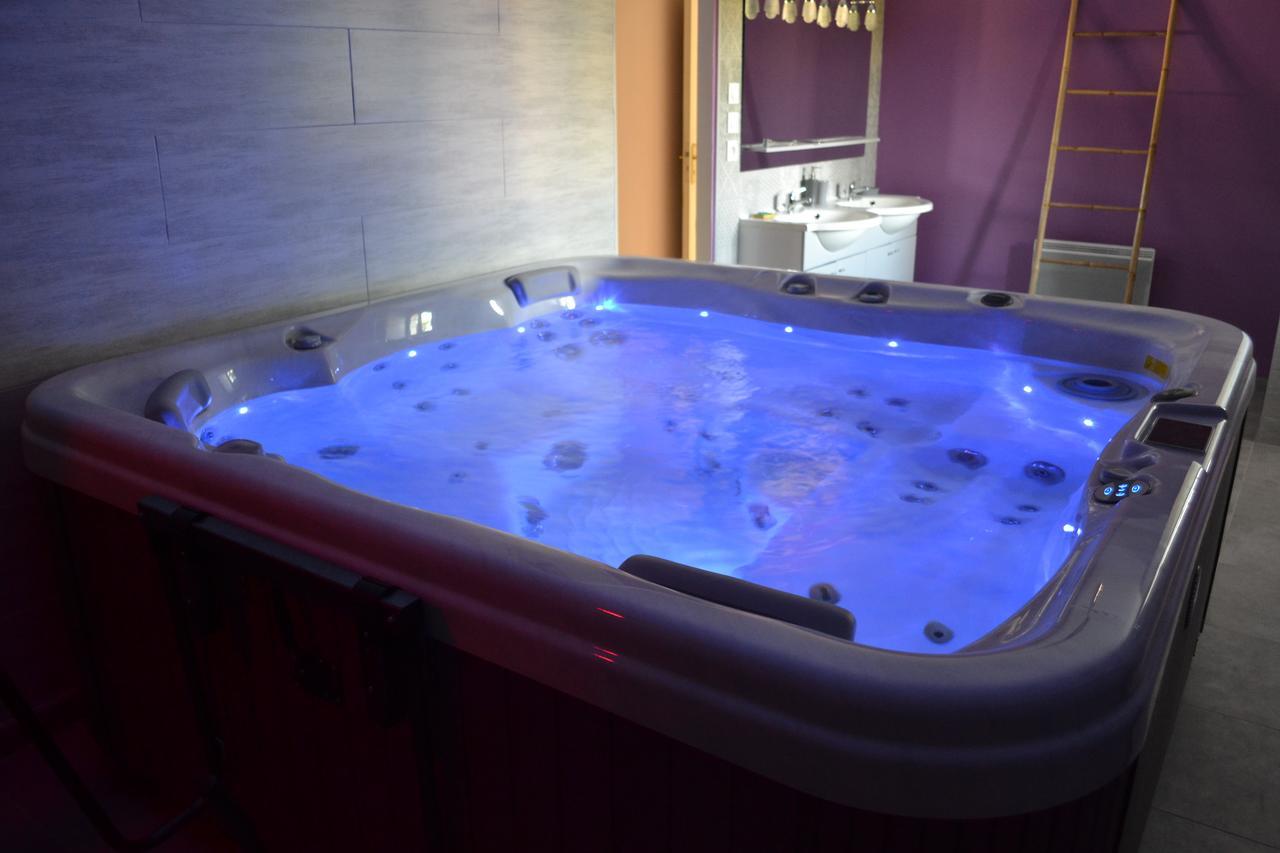 Au Coeur Du Bien-Etre, Chalet Avec Piscine Chauffee Et Couverte, Spa, Sauna, Massages Monteaux Luaran gambar